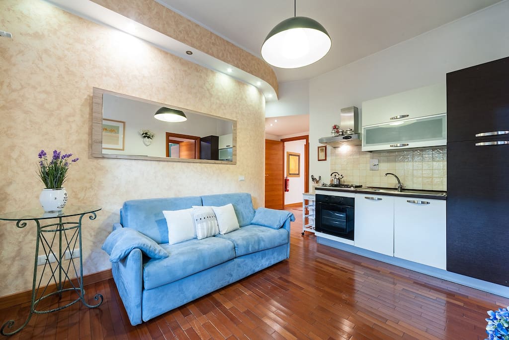salone con divano letto, angolo cottura, wifi, aria condizionata e tavolo per 4 persone!