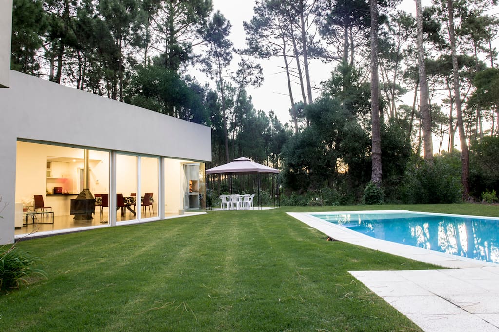 Vista exterior del módulo living-comedor y gazebo al fondo