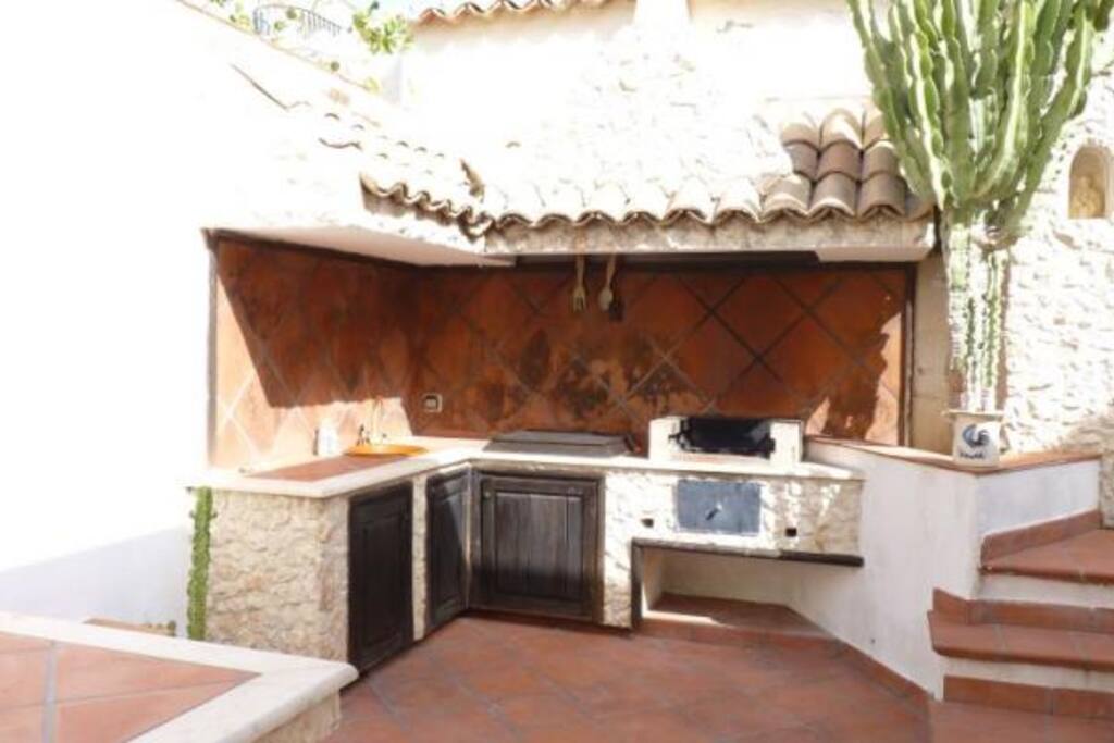 Cucina esterna con barbecue