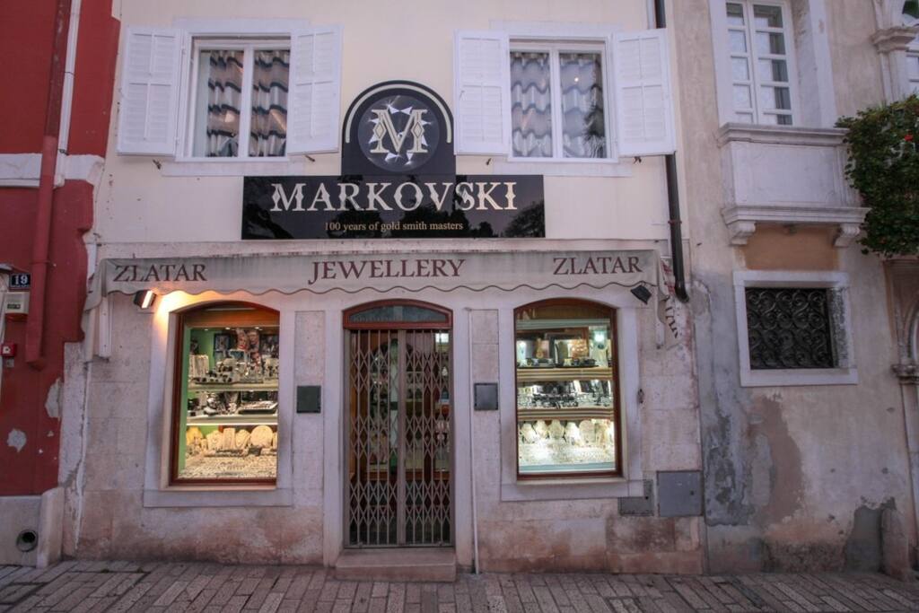 Studio se nachází nad zlatnictvím majitele