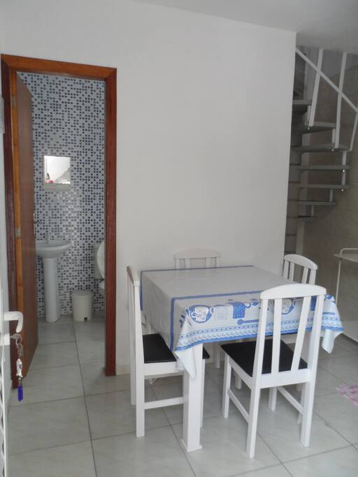 Cozinha com mesa de jantar
