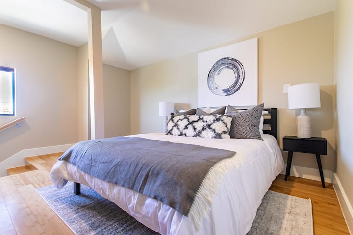 床位4楼卧室，位于4楼