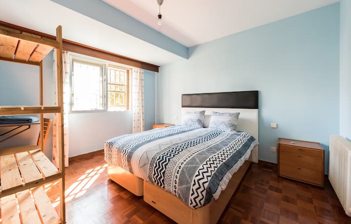 Lovely double bedroom, 10 minuts from Airport