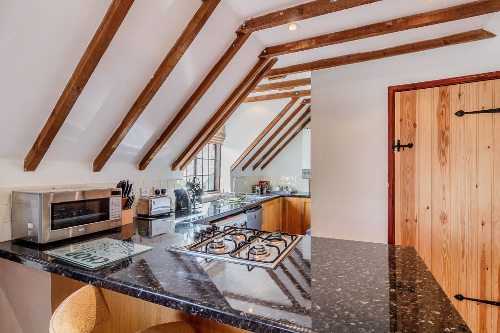 Fully fitted kitchen with fridge, oven & wm.