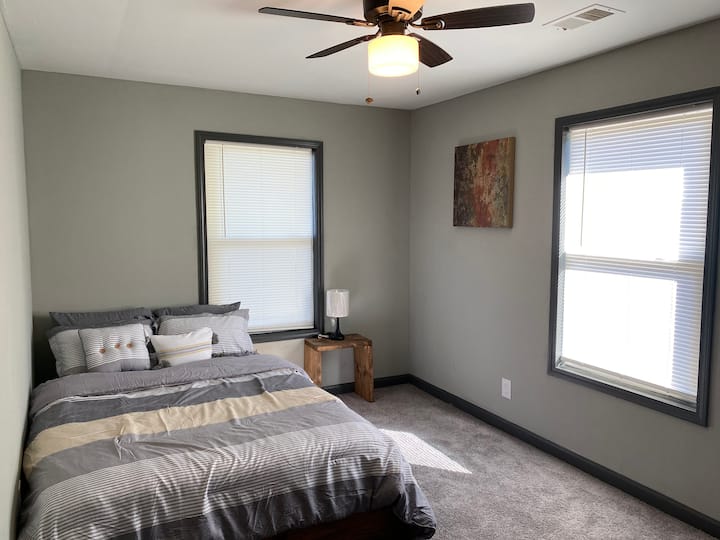 Dormitorio con cama completa