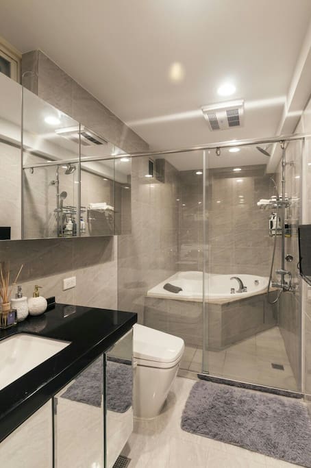 Bathroom 浴室 大浴缸/免治馬桶/花灑蓮蓬頭