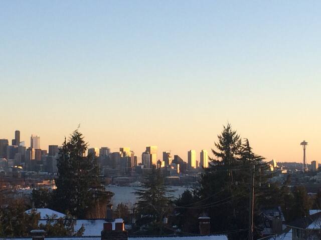 Spacious 4bd Victorian in Wallingford with Views gallery image 2