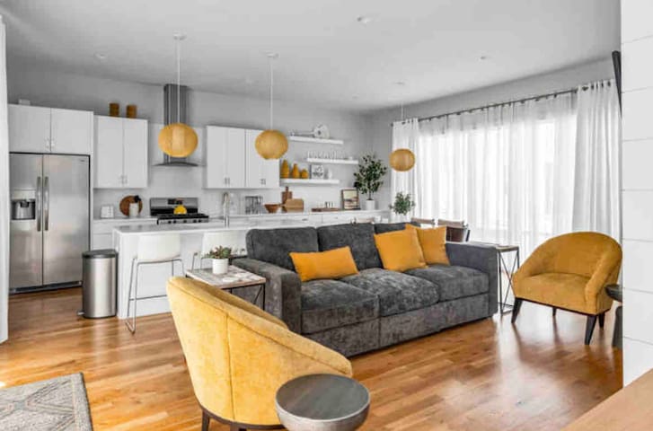 New & Stylish Townhome- free private parking