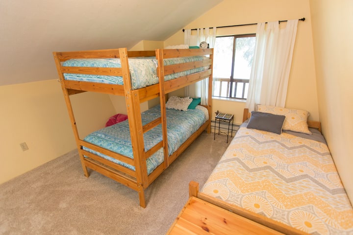 Двуетажна стая на горния етаж, с двуетажно легло, единично легло и разтегателен матрак. 
