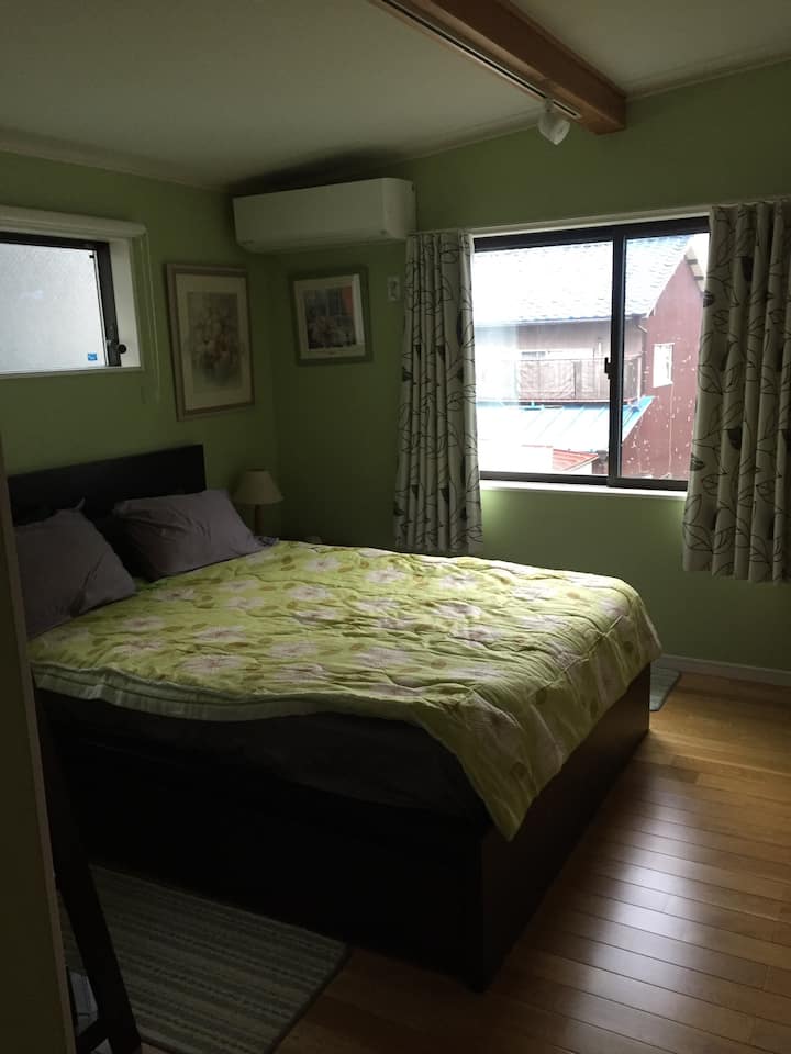 غرفة نوم في الطابق الثاني