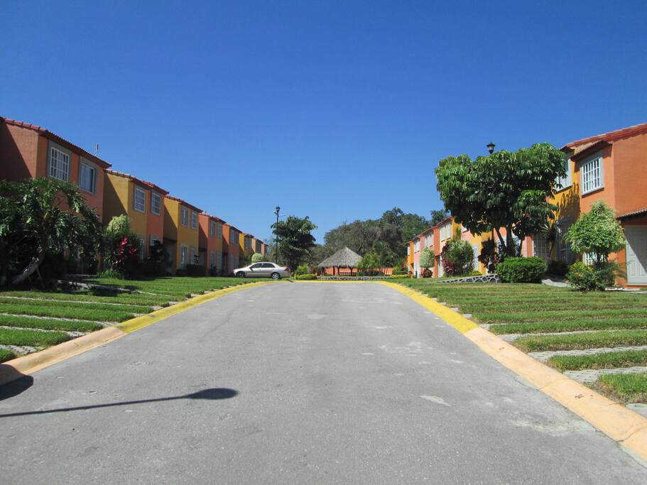 Entrada a la privada, hay lugar para estacionamiento.