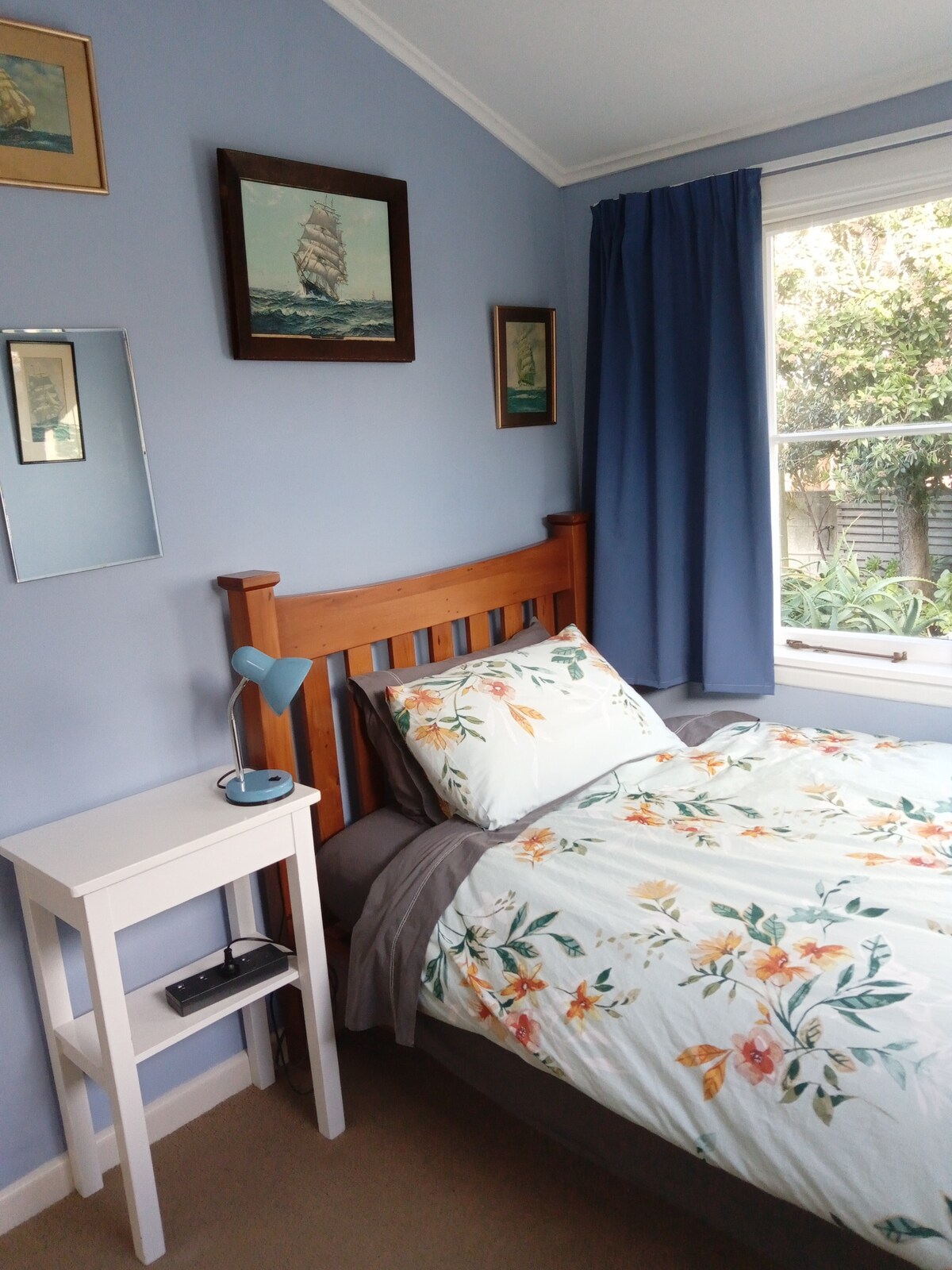 Задна спална соба со брачен единечен кревет (широк 150-179 см).