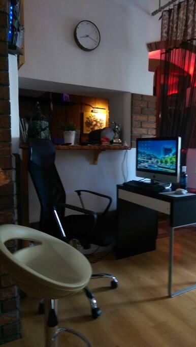 Stolik na komputer z dostępem do wi-fi