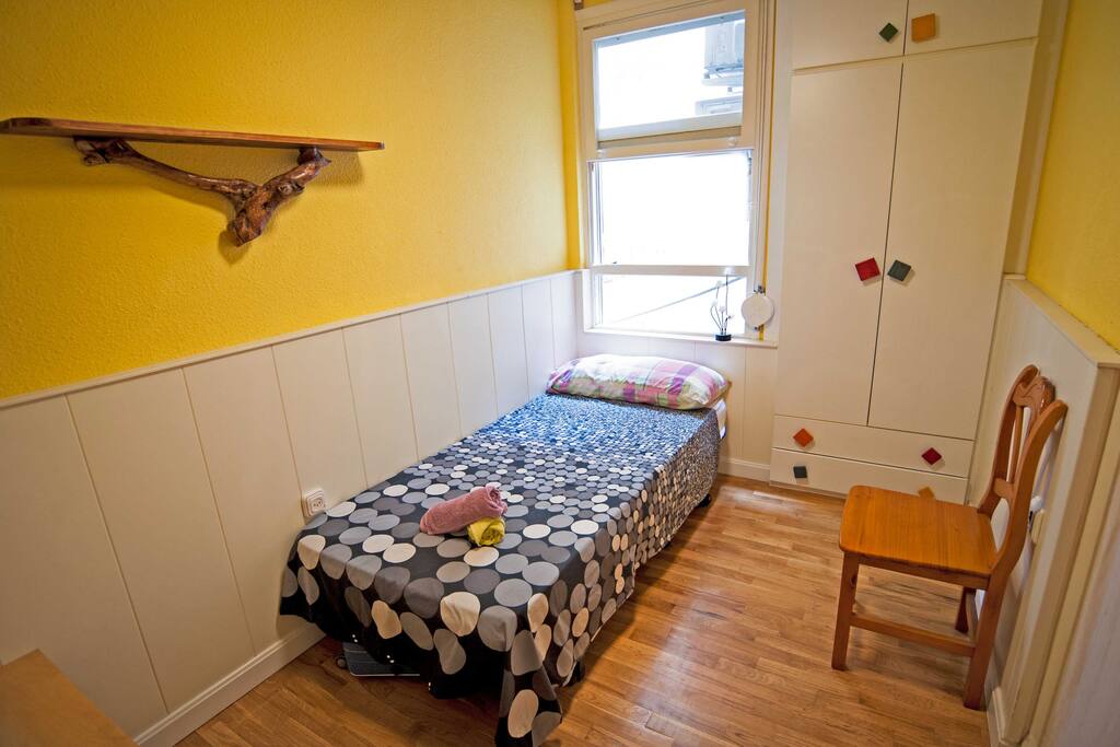 Cama y armario empotrado de la habitación