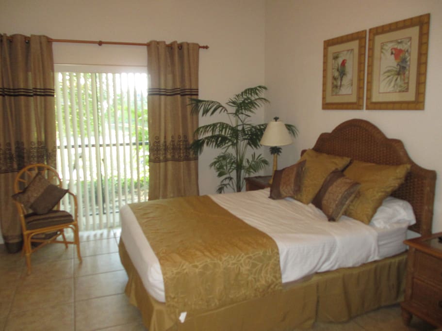 Master bedroom, en-suite