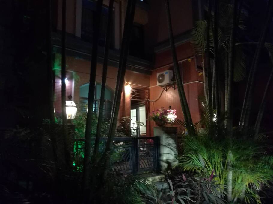 房屋前面花园入口处夜景