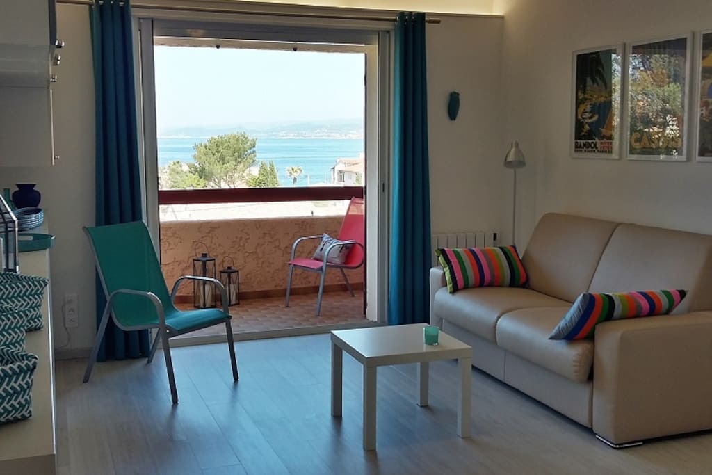 Pièce à vivre ouverte sur le balcon, canapé lit avec matelas neuf de qualité