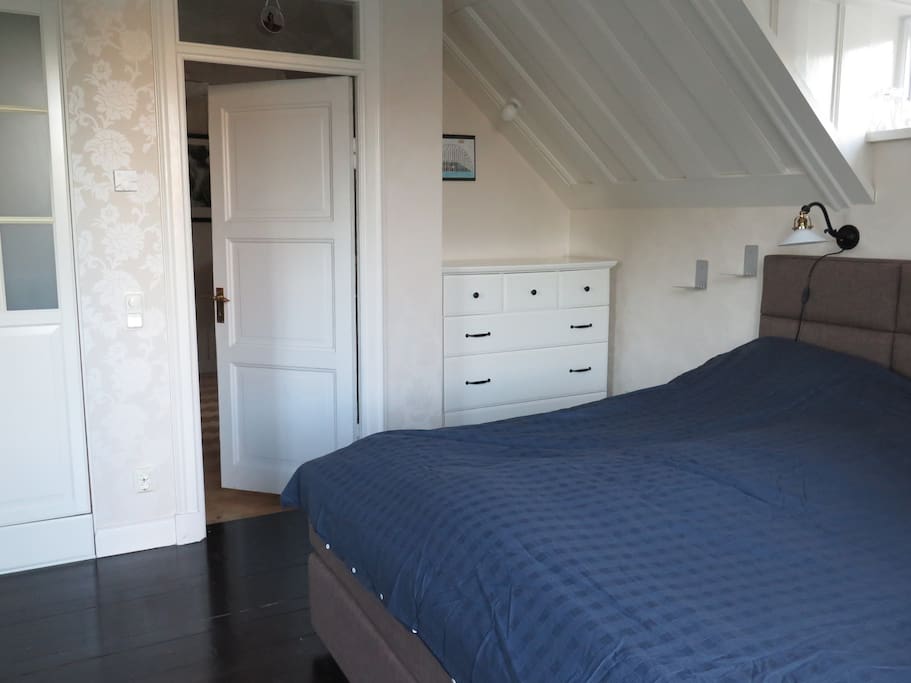 Master bedroom med högt i tak. Spröjsade dörrar ut mot balkongen.