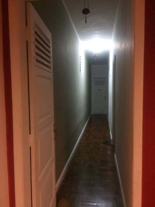 Corredor de acesso a um dos banheiros