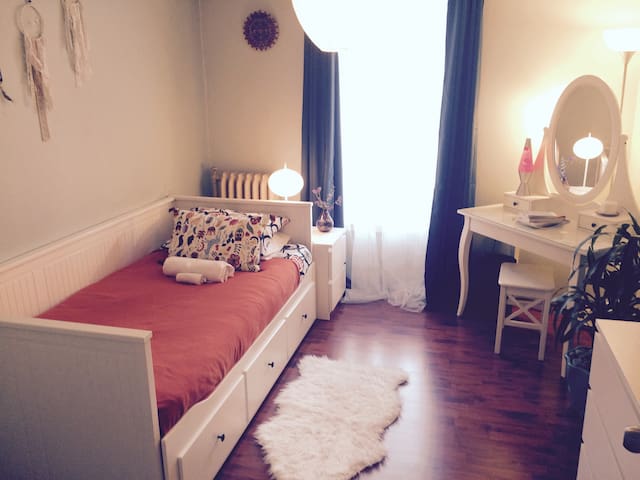 Heart of Downtown - privet room.