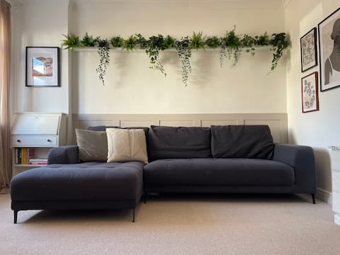 Modern Victorian 2 bed with FREE private parking