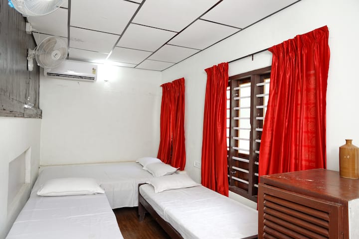 غرفة نوم في مواجهة أخضر مكيف هواء رقم 3