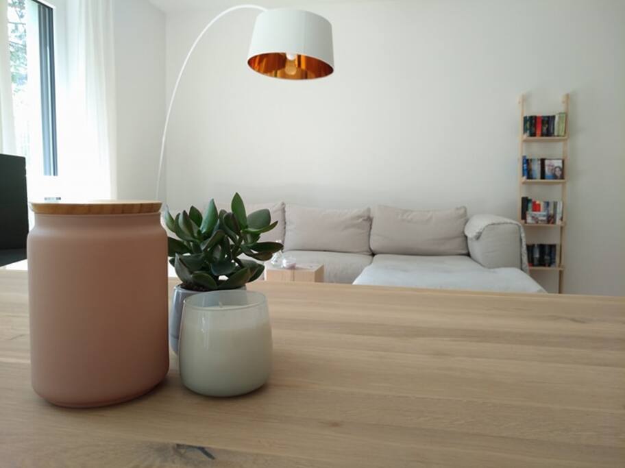 Wohnzimmer (Sofa, Sideboard, TV + Netflix, Esstisch mit 4 Stühlen)