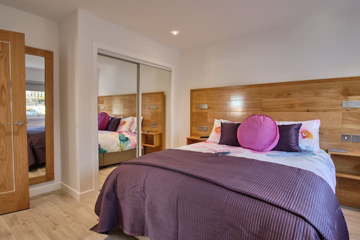 Dormitorio con cama tamaño king