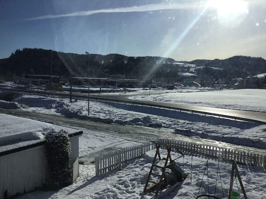 Utsikt fra leiligheten, rett ved busstopp og andre praktiske fasiliteter.
