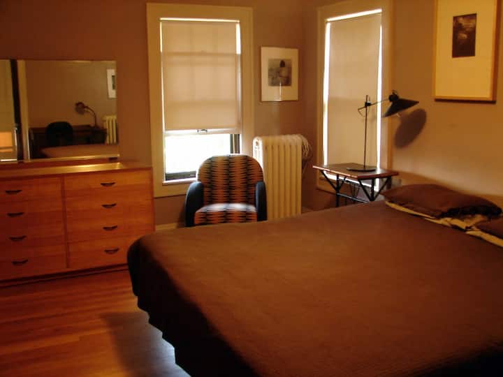 1913 tree house North Side Suite Bed and breakfasts for Rent in