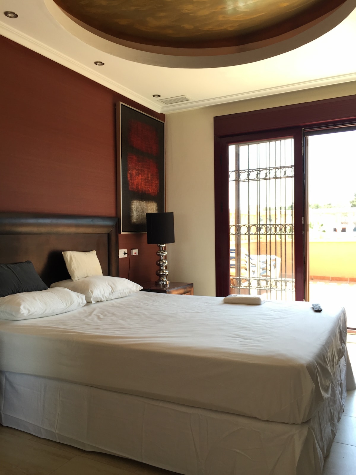 غرفة نوم رئيسية مع تراس بمساحة 20 مترًا مربعًا - الطابق العلوي