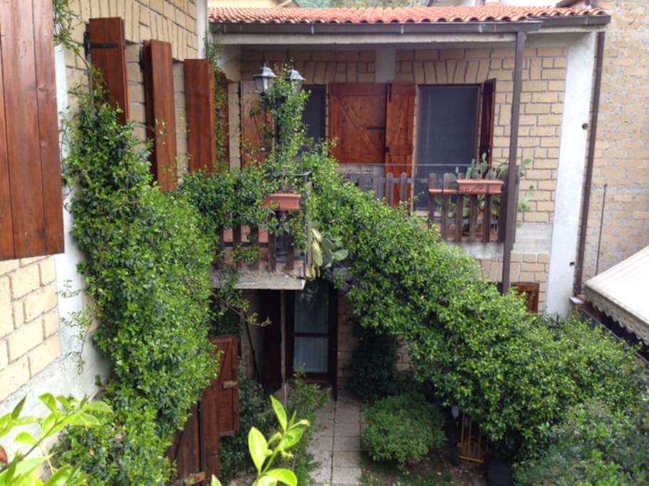 La casa dall'esterno (ingresso al piano terra)