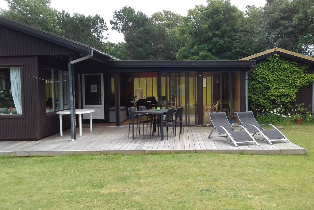 Dejlig terrasse, med både sol og skygge.