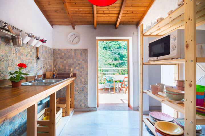 CASA RURAL  EN TEROR: Entre senderos reales