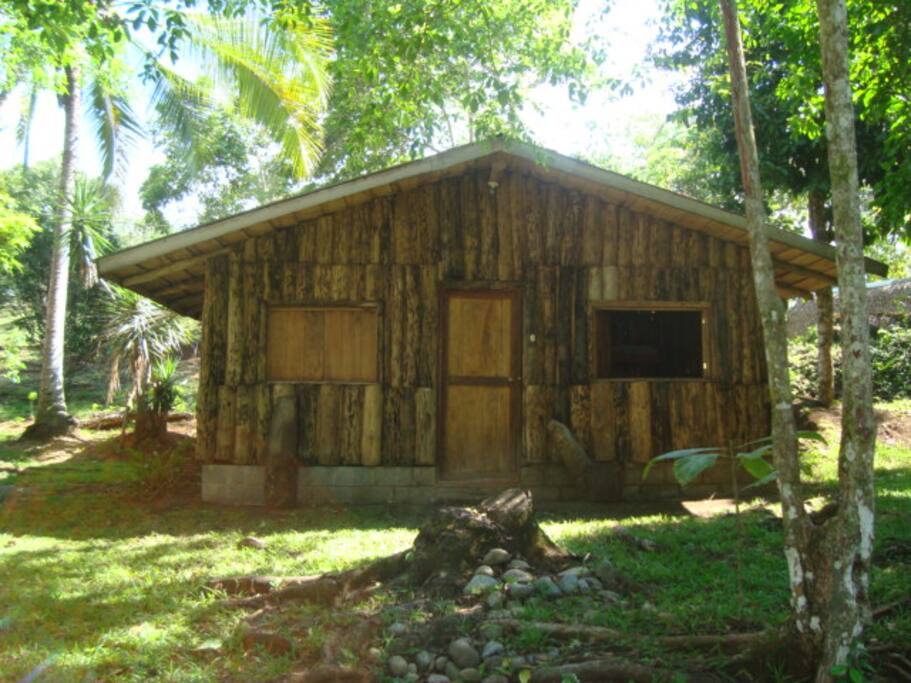 Cabaña rústica para 6 personas con baño privado.