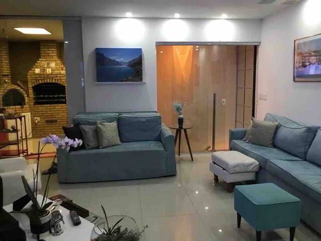 Cobertura duplex com piscina, hidro e sauna.