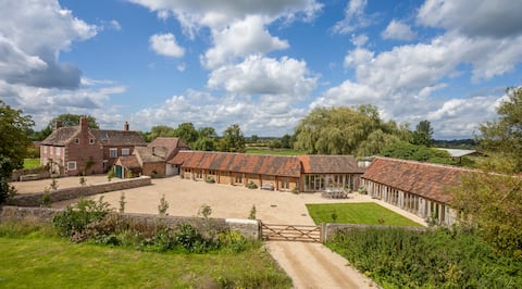 The Cowsheds Sleeps 17 - Chic Country/Pet Friendly