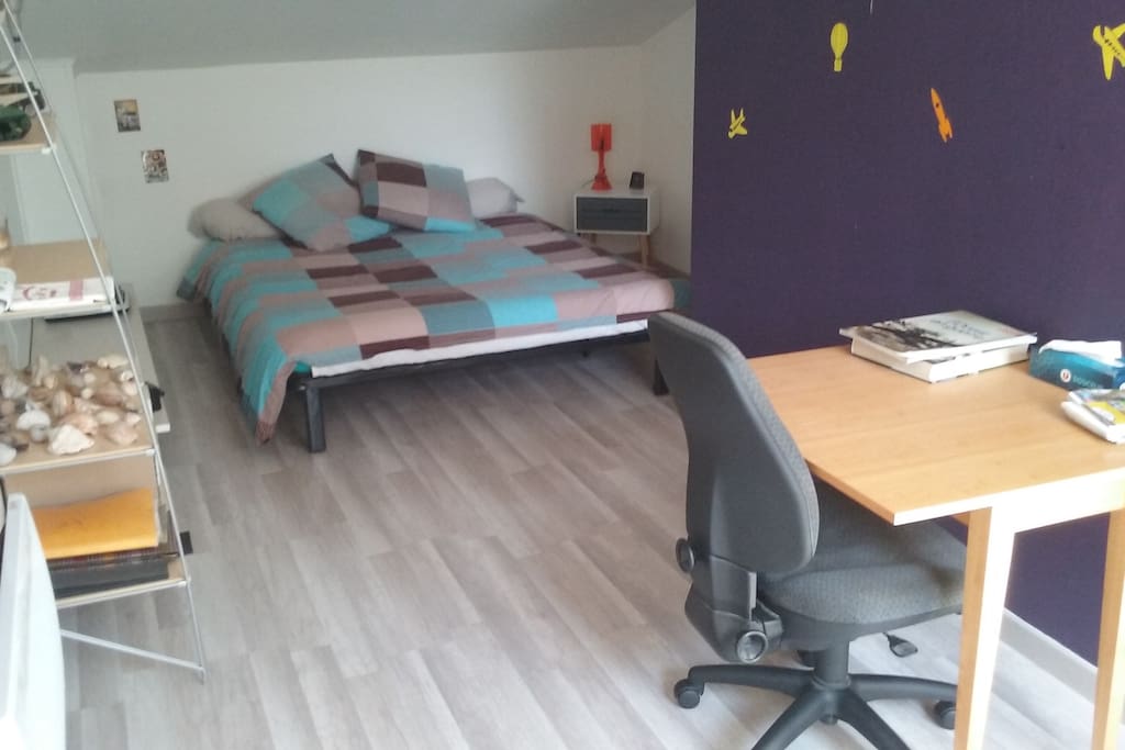 Chambre spacieuse de 16 m² avec petit bureau