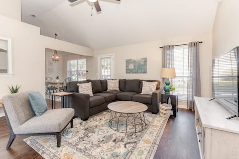 Top performing Airbnb: Home away from home! Family home w/garage parking. in Pooler