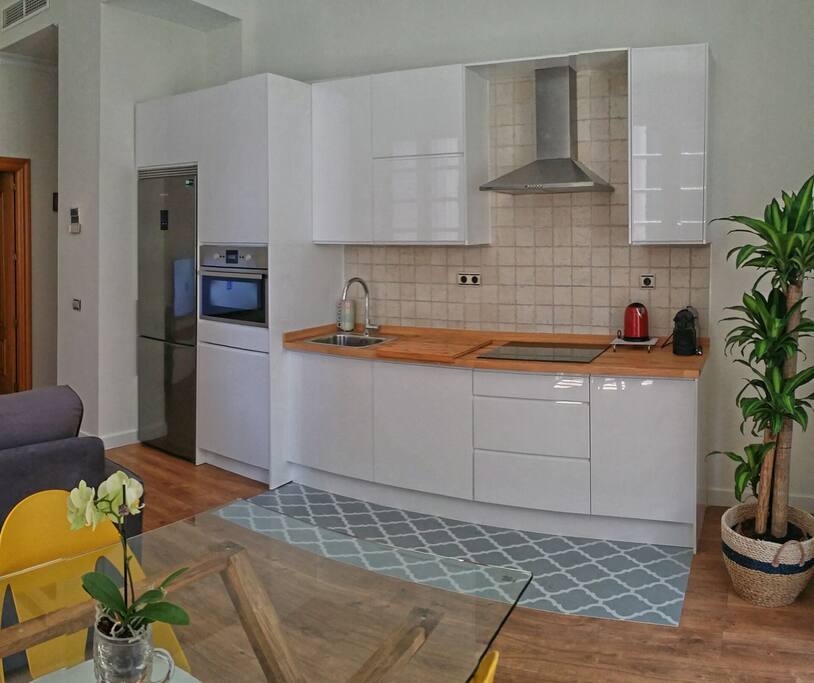 Cocina recién instalada con todas las comodidades