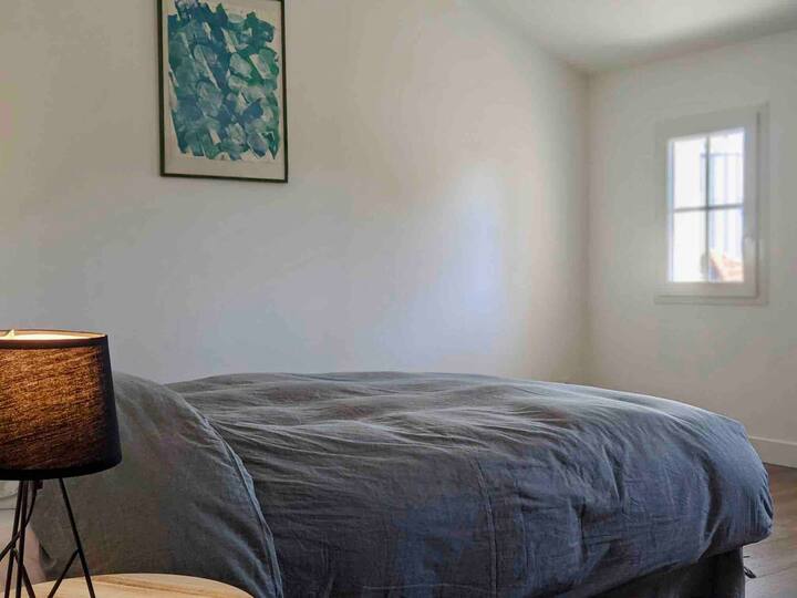 Hlavná spálňa s výhľadom na park.