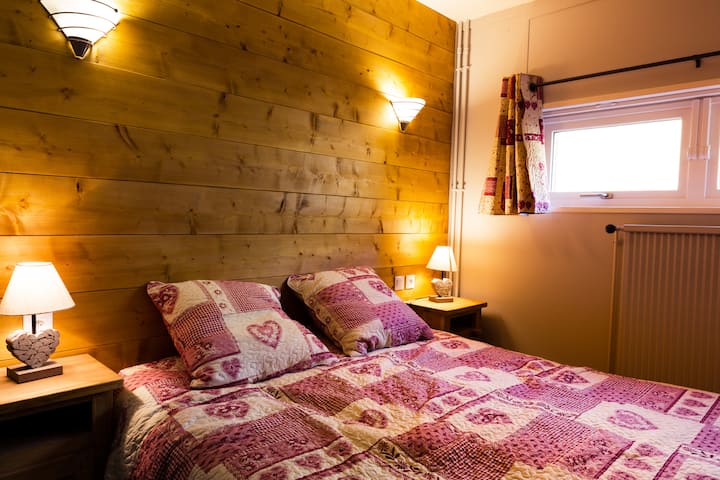 roditeljska soba s velikim krevetom dimenzija 160 x 190 i suncobranom 120 x 60 po potrebi