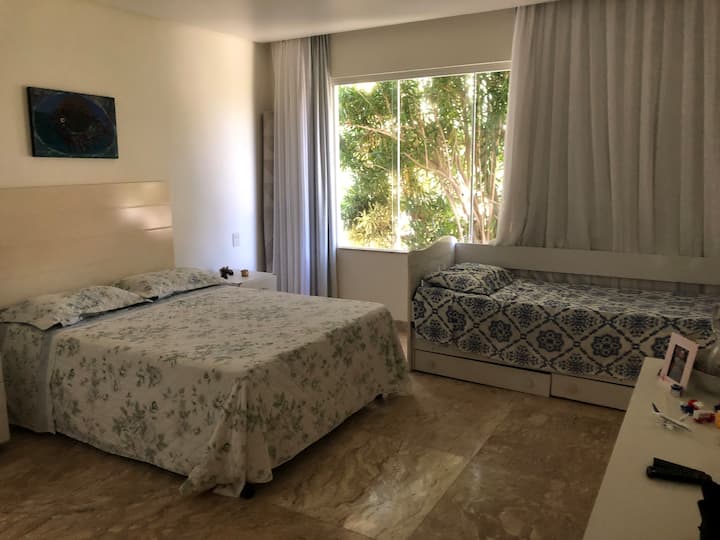 Suita 1 në katin përdhes, me kushte lehtësuese, dollap, ajër të kondicionuar, TV dhe Wi-Fi