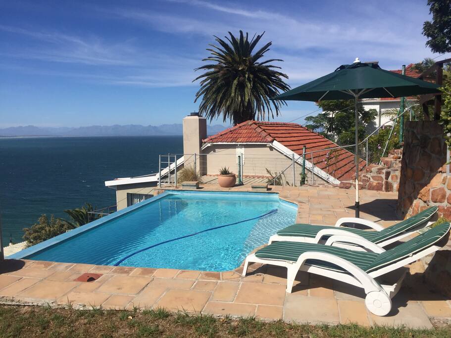 Pool & loungers