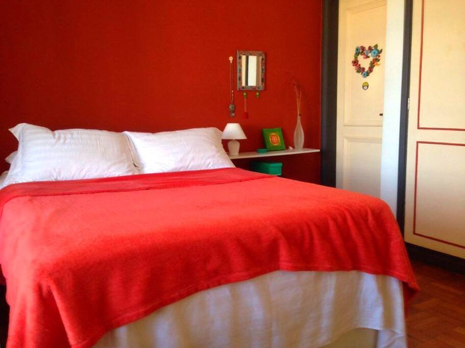 Quarto amplo com cama de casal