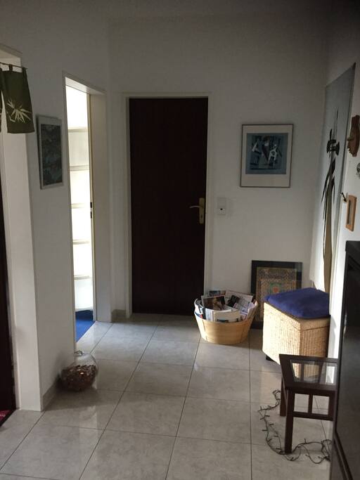 Eingang in 2. Etage, Gästezimmer links und Bad