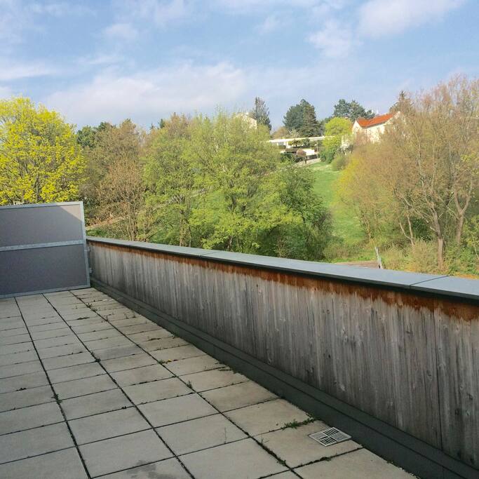 Terrasse mit Gartentisch und Stühlen im Sommer