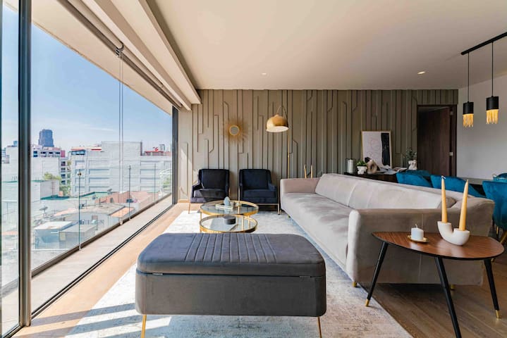 Stylish 3-Level PH, Private Rooftop & City Views gallery image 4