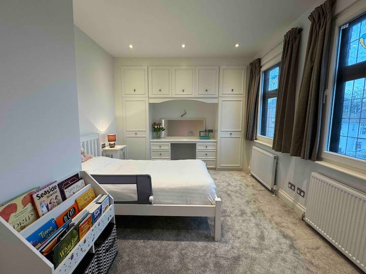 Chambre 2 avec fenêtres secondaires pour plus de calme pendant le sommeil. 

Matelas : moyennement ferme

Diffère fermeté des oreillers disponibles 