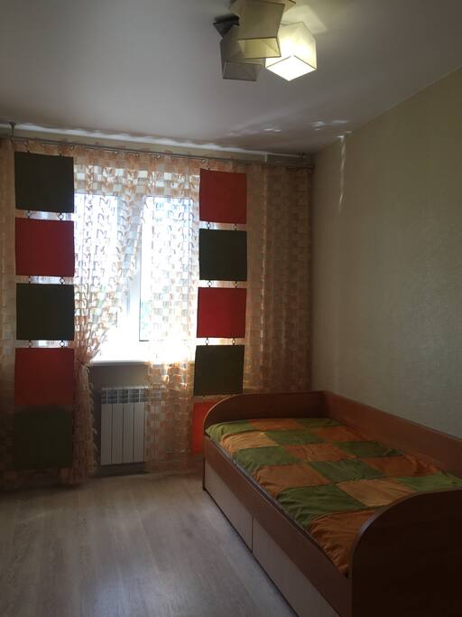 При необходимости в комнате можно положить матрас на пол.